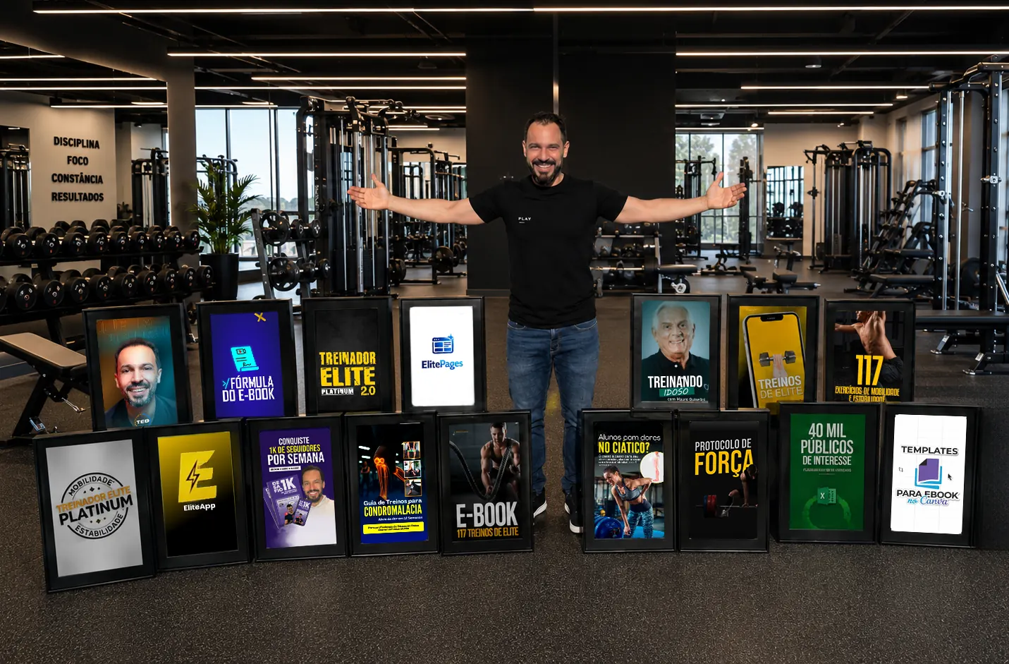 Rodrigo Zago com os produtos do pacote